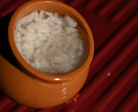 Consuming fermented rice, especially in the morning, is beneficial for people with IBS as the good bacteria present in it soothes the stomach and restores the microbiota imbalance