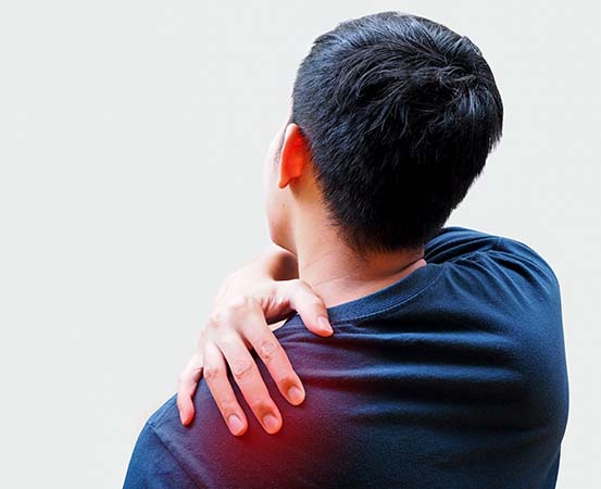 People with fibromyalgia can feel pain in multiple places in the body. Experts point out 18 bilateral points in the muscles of the body where the pain is felt. 