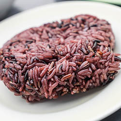 The high fibre content of red rice slows down glucose absorption, thereby preventing sudden spikes in blood sugar levels