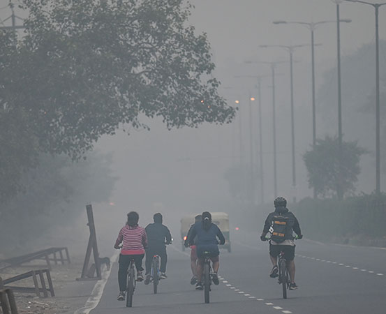 7 नवंबर, 2021 को नई दिल्ली में धुंध के बीच साइकिल चालक सड़क पर अपना रास्ता बनाते हुए (फोटो मनी शर्मा द्वारा)