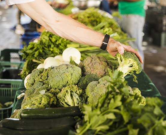 People with diabetes are advised to opt for nutrient- and fiber-rich ones, such as green leafy veggies