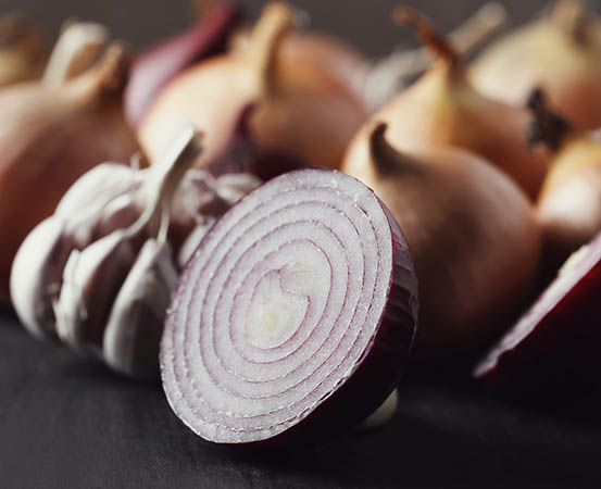 The health benefits of onion comprise beneficial nutrients and antioxidants, making them a heart and diabetes-friendly food.