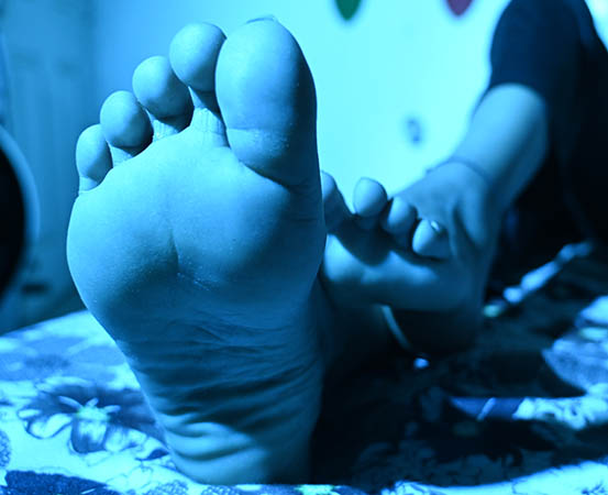 Rubbing your feet while sleeping can have a calming effect on mind and body and release happy hormones, thereby leading to a good sleep,